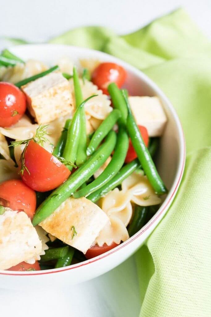 Bowtie pasta tofu salad with cherry tomatoes and green beansns